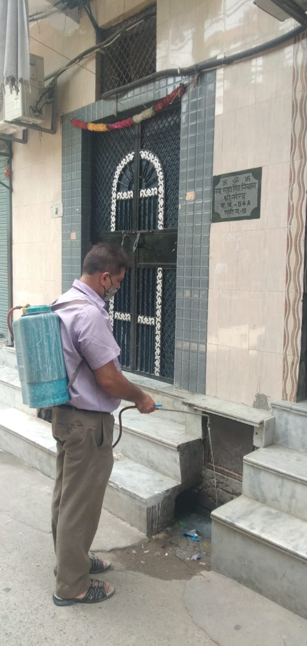 हैदरपुर बस स्टैंड वाले पार्क में प्रधान राज सिंह यादव जी का जो पत्थर लगवाया था उसपर आज प्लास्टर करवाया गया QU ब्लॉक में स्लेब लगाया- Sujeet Thakur 2 4