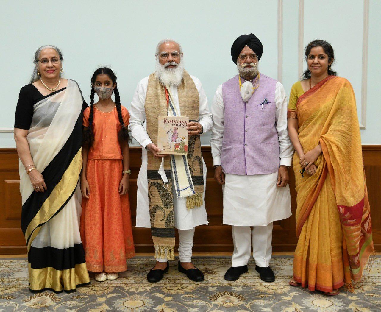 प्रधानमंत्री को 'द रामायण ऑफ श्री गुरु गोबिंद सिंह जी' पुस्तक की पहली प्रति भेंट की-Narendra Modi 3 E515cbqWEAIwlIM