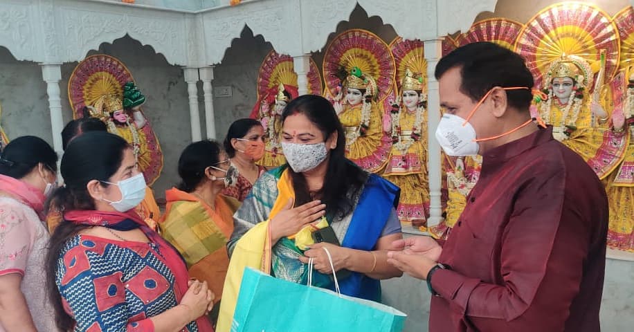 जय लक्ष्मी अपार्टमेंट के मंदिर का शुभारंभ किया गया जहां हो रहे हवन में भाग लेने का सौभाग्य प्राप्त हुआ - अपर्णा गोयल निगम पार्षद 4 E5cIoXWVUAAB7Fg