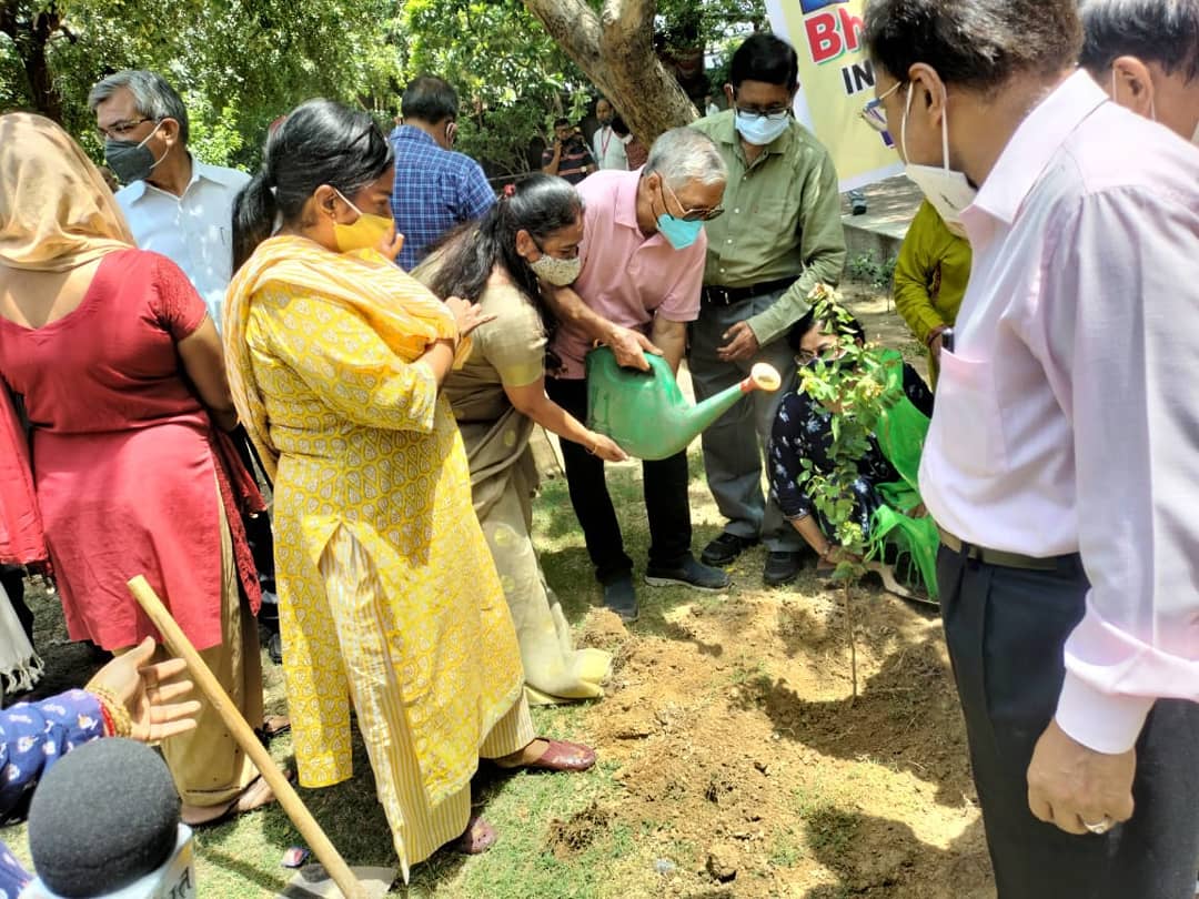 श्री श्यामा प्रसाद मुखर्जी जी की जन्म जयंती पर पुष्पांजलि अर्पण किया – अपर्णा गोयल निगम पार्षद 2 E5nNCCSVEAMkXvf