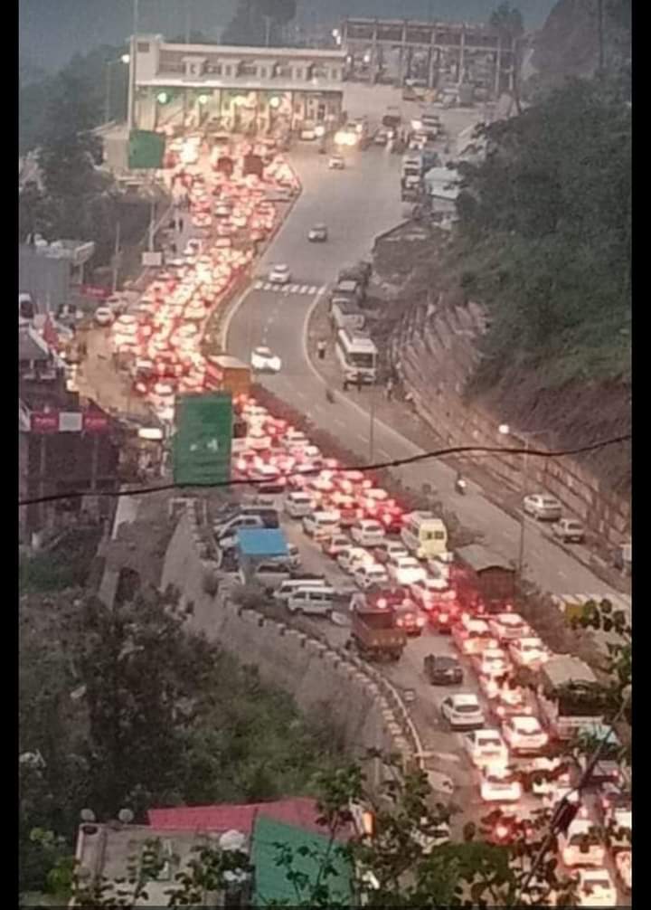 चंडीगढ़-शिमला फोरलेन पर स्थित सनवारा टोल प्लाजा पर इन दिनों यही दृश्य देखने को मिल रहा है। 1 FB IMG 1626055780372