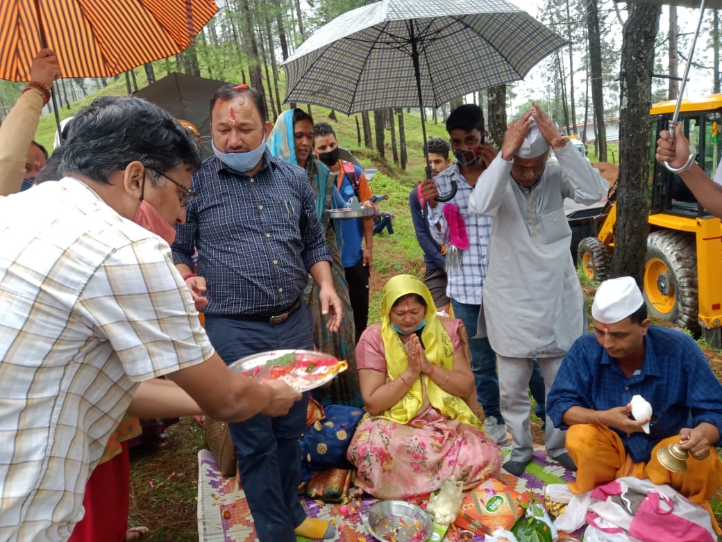 विधायक बलवन्त सिंह भौर्याल ने सावन के पहले सोमवार के दिन दिया देवीनगर-धामपुर-तुसरेड़ा-ठांगा को 97 लाख की लागत से बनने वाली नवनिर्मित 5 किमी रोड का तोहफ़ा । 6 IMG 20210719 WA0008