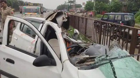 Varanasi News वाराणसीः ट्रेन से रेस लगाने में दर्दनाक हादसा, कार सवार महिला समेत तीन की मौत