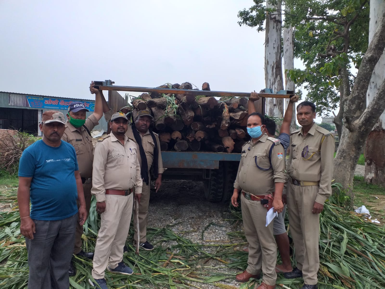 बरहैनी barheni 120 कुंतल खैर की लकड़ी बरामद: 1 IMG 20210727 WA0015