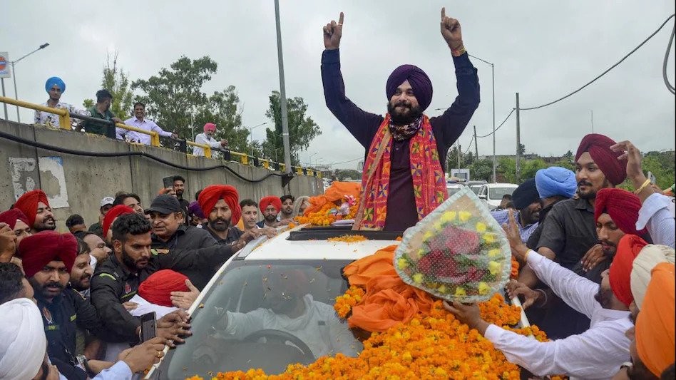 Navjot Singh Siddhu Punjab पंजाब: नवजोत सिंह सिद्धू ने श्रीहरमंदिर साहिब में टेका मत्था, अमरिंदर गुट में लगाई सेंध! 3 Navjot Singh Siddhu Punjab