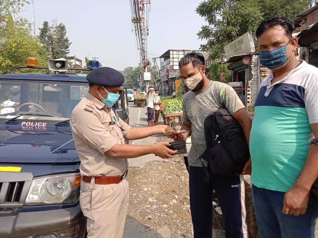 #Dehradun - 26 हजार से भरे पर्स को लौटकर इंसानियत की मिसाल पेश की ट्रैफिक इंस्पेक्टर प्रदीप कुमार ने 9 uk po