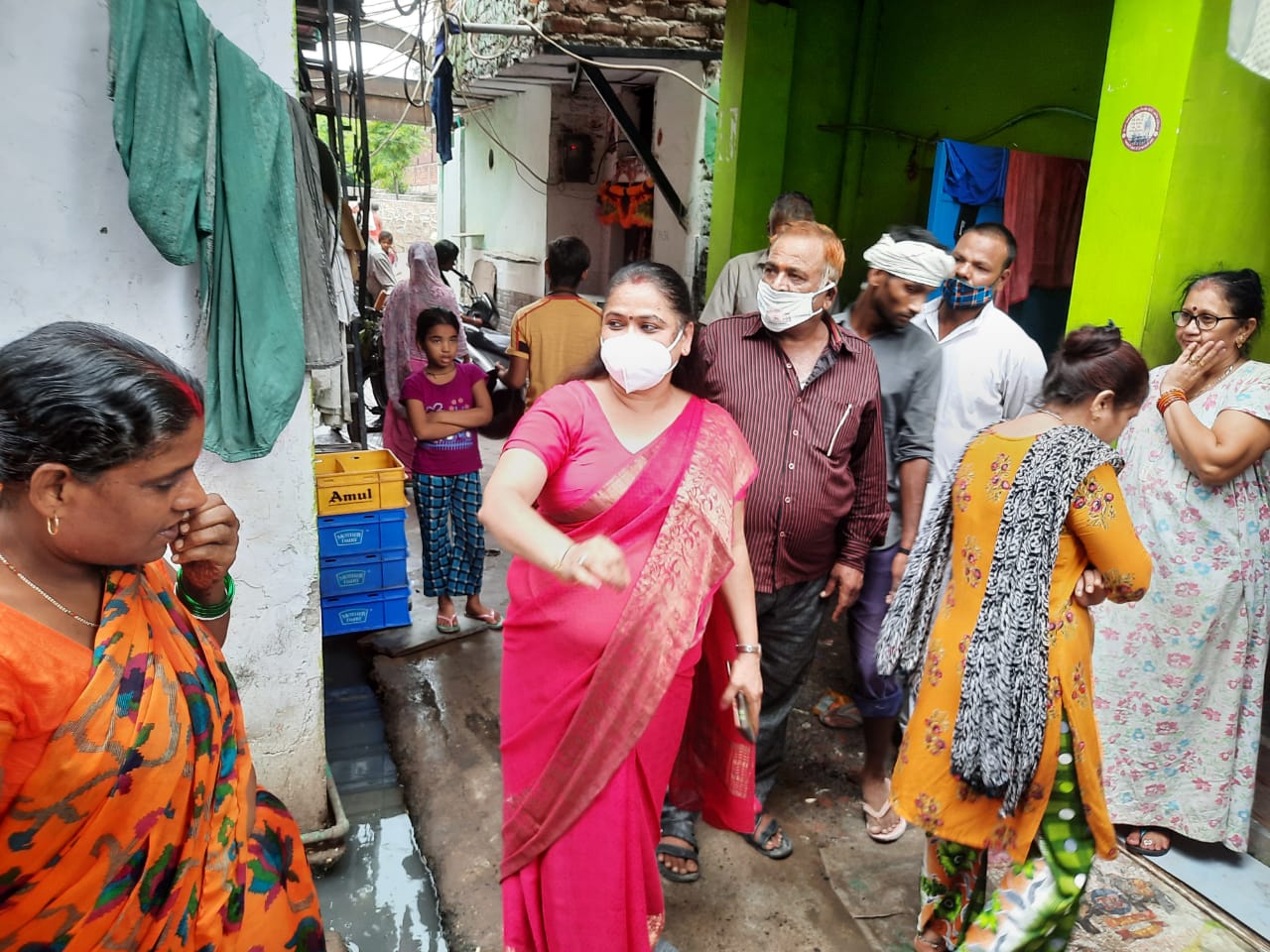 इंदिरा कैम्प में औचक निरीक्षण कर वहां के निवासियों की समस्याओं को जाना और उनके तत्काल निवारण के निर्देश सम्बंधित अधिकारियों को दिये – अपर्णा गोयल निगम पार्षद 10 E8E1a5HUcAQVOtN