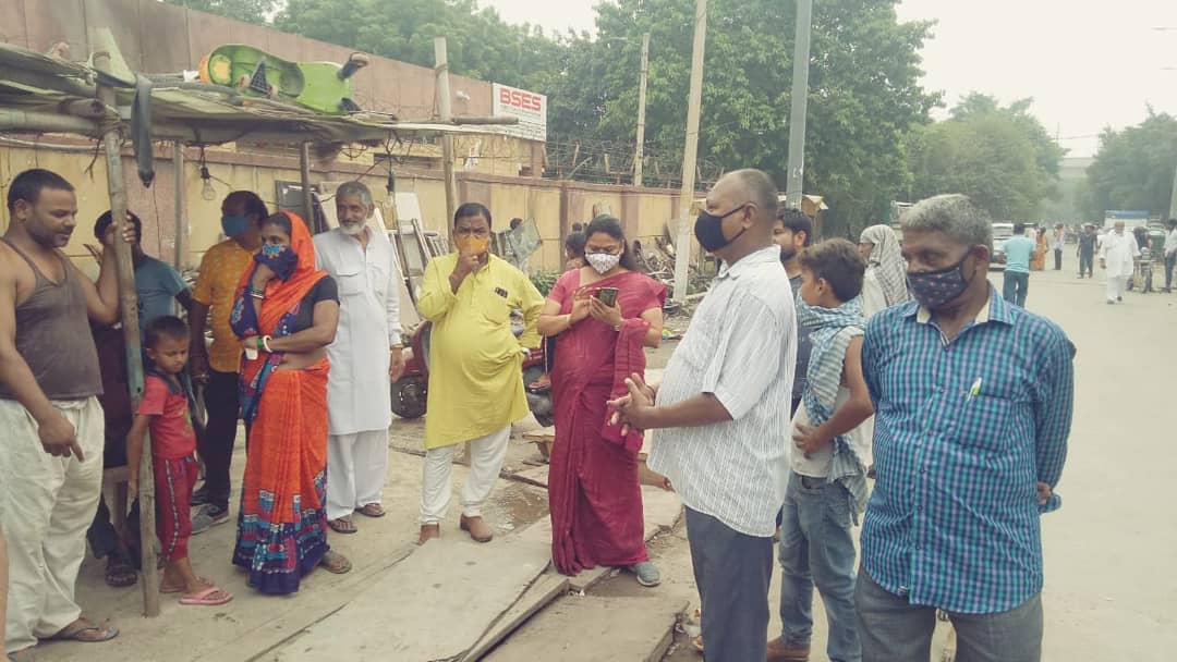 इंदिरा कैम्प जेजे क्लस्टर पार्ट 2 में नाले की सफाई के दौरान कार्य निरीक्षण किया – अपर्णा गोयल निगम पार्षद 5 E9JVyIyVEAIK08j