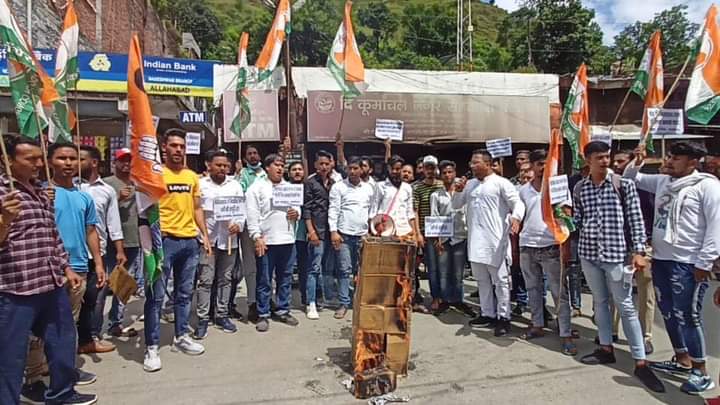 बदहाल स्वास्थ व्यस्थाओं को लेकर युवा कांग्रेस ने किया राज्य सरकार का पुतला दहन 1 FB IMG 1631719420697