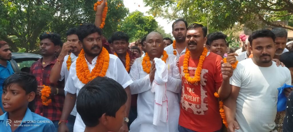 नानपुर गांव का पूरा जन समूह उमड़ पड़ा पूर्व ग्रामपंचायत संजीव मिश्रा जी को देख कर ! 8 WhatsApp Image 2021 09 16 at 09.21.38