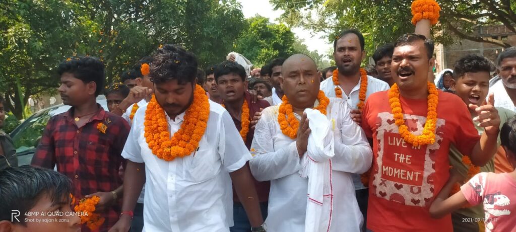 नानपुर गांव का पूरा जन समूह उमड़ पड़ा पूर्व ग्रामपंचायत संजीव मिश्रा जी को देख कर ! 9 WhatsApp Image 2021 09 16 at 09.21.39 1