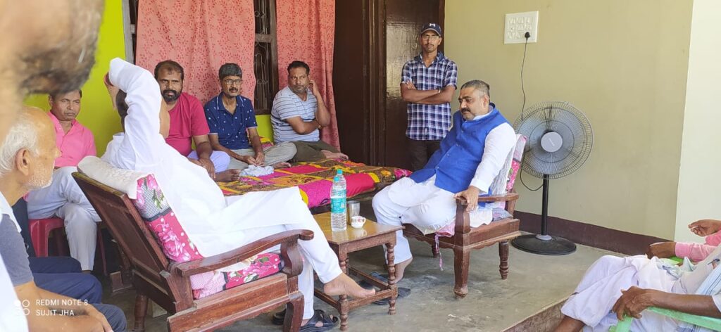 नानपुर गांव का पूरा जन समूह उमड़ पड़ा पूर्व ग्रामपंचायत संजीव मिश्रा जी को देख कर ! 4 WhatsApp Image 2021 09 16 at 09.36.42