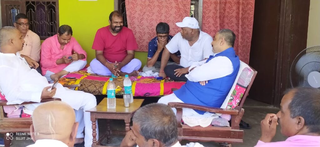 नानपुर गांव का पूरा जन समूह उमड़ पड़ा पूर्व ग्रामपंचायत संजीव मिश्रा जी को देख कर ! 6 WhatsApp Image 2021 09 16 at 09.36.43