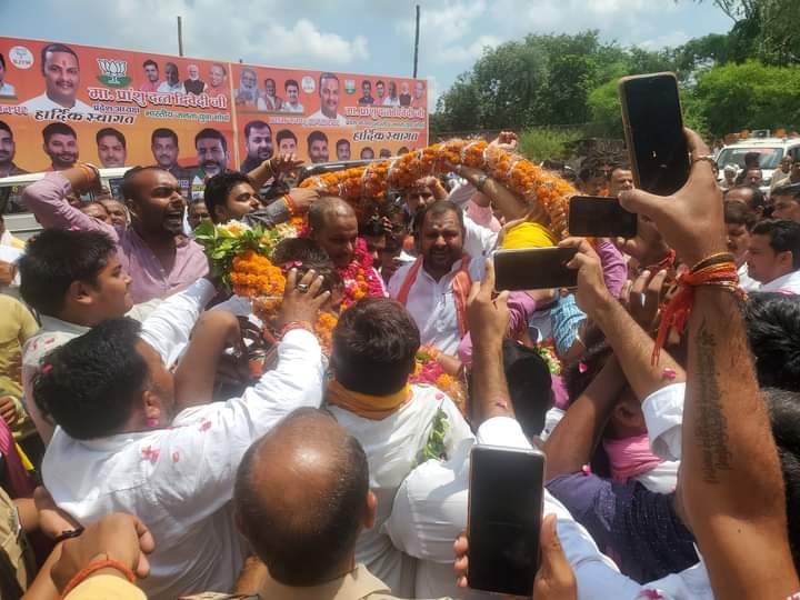 भाजयुमो के प्रदेश अध्यक्ष #श्रीप्रांशुदत्त_द्विवेदी जी के प्रथम बाँदा आगमन पर अपने आवास खुरण्ड स्टेशन पर माल्यार्पण कर स्वागत किया 2 sss3