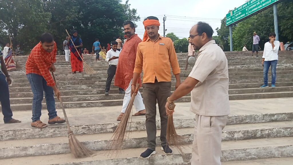 Swachh Bharat Abhiyan Arail Prayagraj अरैल प्रयागराज में माँ गंगा तट पर स्वच्छता अभियान 3 Swachh Bharat Abhiyan, Jan Media TV