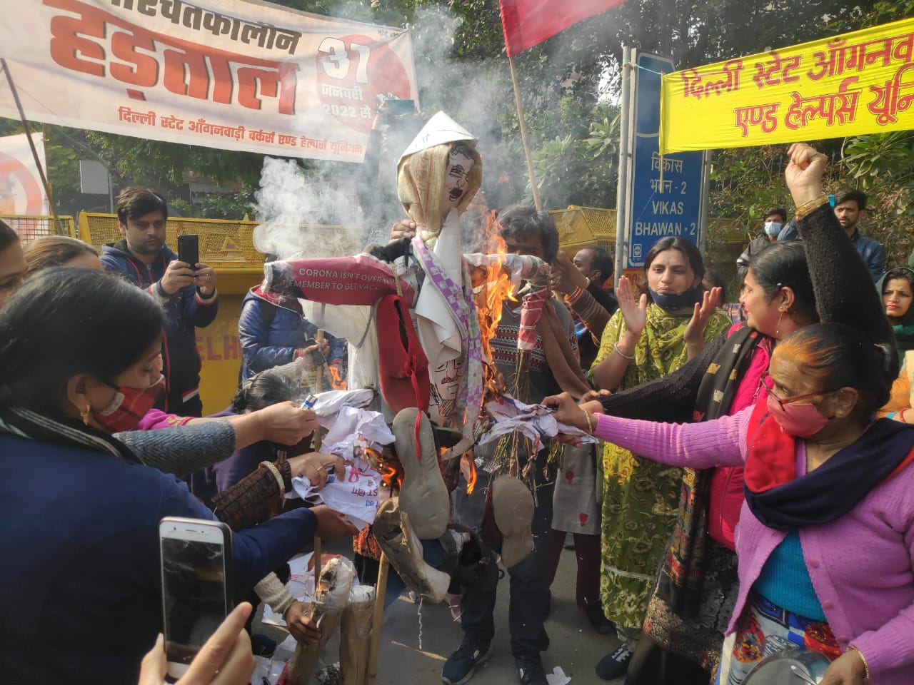 Anganwadi Agitation in Delhi – आंगनबाड़ी कार्यकर्ताओ ने केजरीवाल का पुतला फूंका