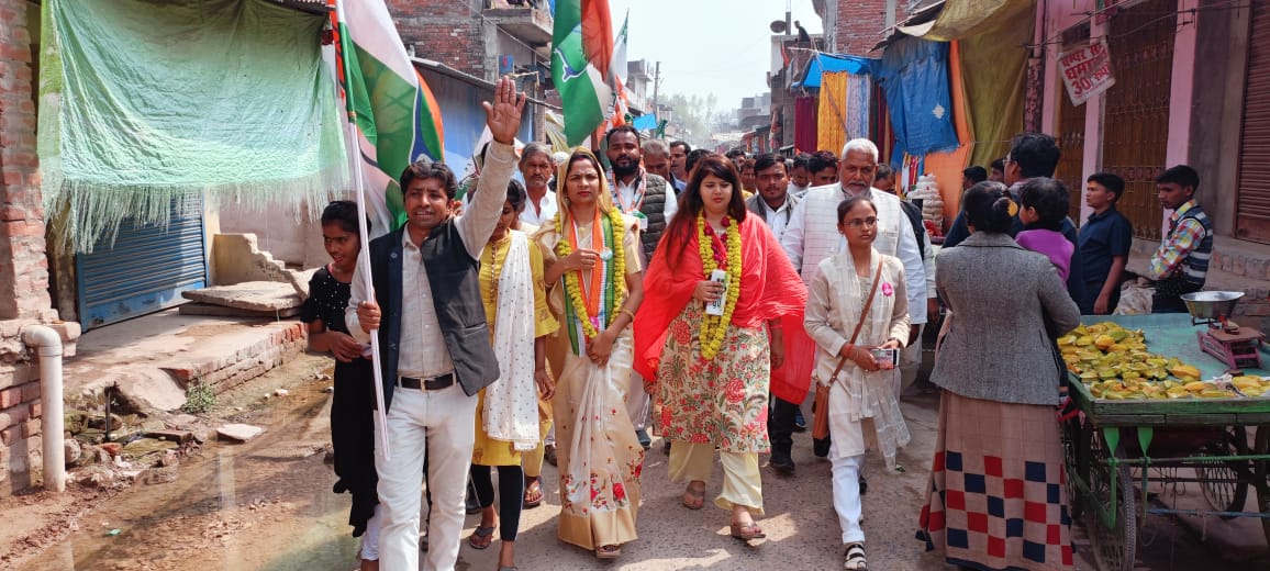 देवी मां का दर्शन कल डोर टू डोर मतदाताओं से मिलने पहुंची पंखुड़ी पाठक 5 IMG 20220225 WA0110