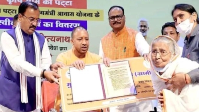 बांग्लादेश से आए हिंदुओं का 52 साल बाद योगी सरकार ने दिया घर और जमीन