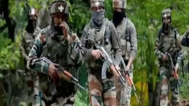 लश्कर का टॉप कमांडर ढेर, गोला-बारूद – हथियार बरामद, 3 जवान जख्मी