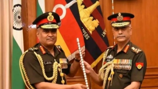 सेना प्रमुख: लेफ्टिनेंट जनरल मनोज पांडे ने संभाला कार्यभार, नरवणे की ली जगह