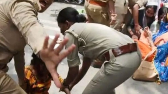 69000 सहायक शिक्षक भर्ती: अभ्यर्थियों ने परिवर्तन चौक पर किया प्रदर्शन