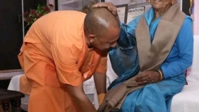 CM योगी ने छुए पांव, मां ने सिर पर हाथ रख दिया आशीष
