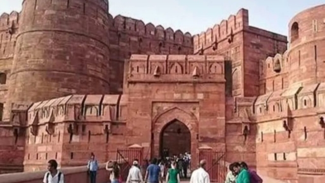 आगरा के लाल किले में दबी है ठाकुर जी की मूर्ति, खुदाई की मांग