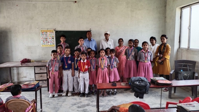 उर्मिला इंटरनेशनल स्कूल मुंगारी करछना प्रयागराज के प्रबंधक उर्मिला सिंह द्वारा मेधावी छात्र-छात्राओं को किया सम्मानित