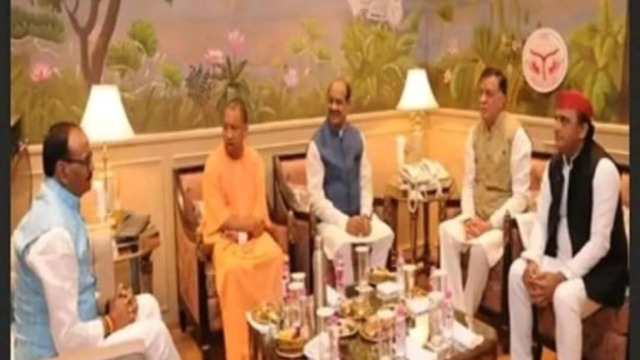 एक साथ बैठे नजर आए CM योगी और अखिलेश, जानें क्या हुई बात