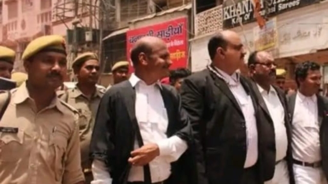 ज्ञानवापी विवादः आज नहीं पेश होगी रिपोर्ट, कमिश्नर ने मांगा 2 दिन का समय