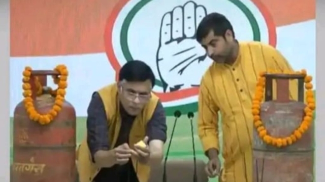 जलाई अगरबत्ती, सिलेंडर को पहनाया हार, कांग्रेस का पीएम मोदी पर वार