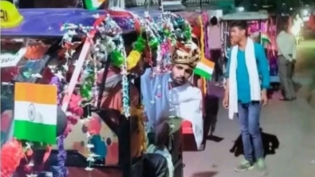 पेट्रोल-डीजल के बढ़े दाम तो दूल्हा ई-रिक्शा पर ले गया बारात