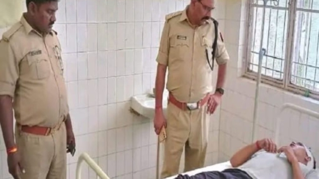 बांदा में पुलिस पर पथराव, लाठियों से पीटकर गांव में दौड़ाया