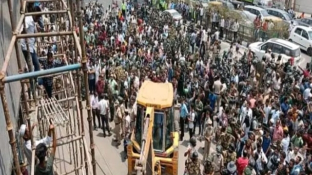 भारी बवाल के बाद शाहीन बाग से लौटे बुलडोजर, लोगों ने खुद हटा ली शटरिंग