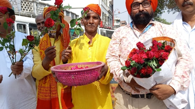 सर्वधर्म ने ईदगाह में गुलाब पुष्प देकर ईद की मुबारकबाद दीl