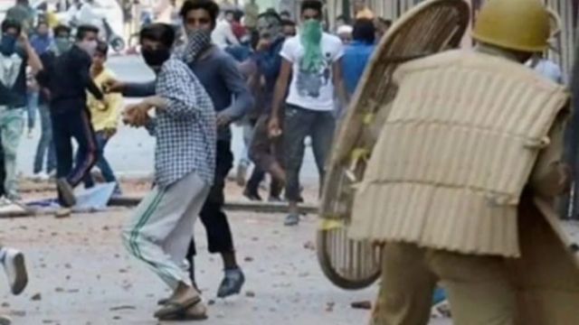 UP: प्रदेशभर में पत्थरबाजी, प्रयागराज में छतों से हमला, कई जवान घायल