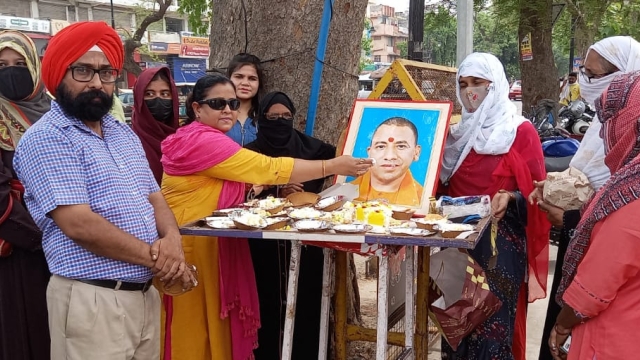 अल्पसंख्यक समुदाय ने योगी आदित्यनाथ के 50वें जन्मदिन पर केक और मिष्ठान वितरित किया