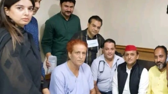 आजम खान से मिले अखिलेश, करीब ढाई घंटे हुई बातचीत