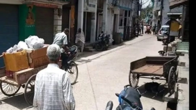जावेद के घर चला बुलडोजर तो लोग खुद ही खाली करने लगे ‘अतिक्रमण’