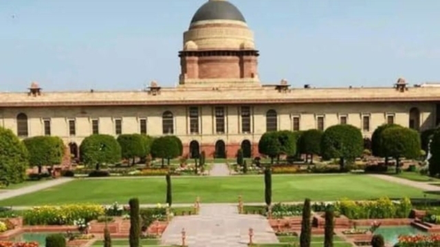 राष्ट्रपति भवन के ऊपर ट्रैकिंग डिवाइस के साथ उड़ रही थी चील, मचा हड़कंप