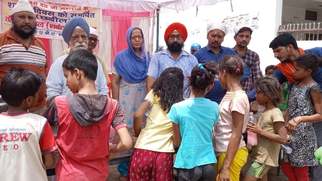 राहगीरों की मीठे ठंडे जल की छबील से प्यास बुझाईl
