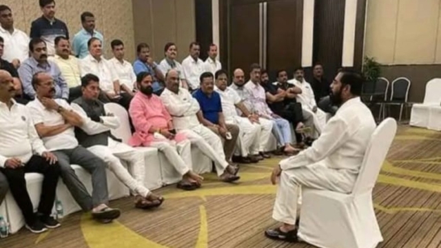 शिंदे ने बुलाई बैठक, बीजेपी के साथ सरकार बना सकते हैं बागी विधायक