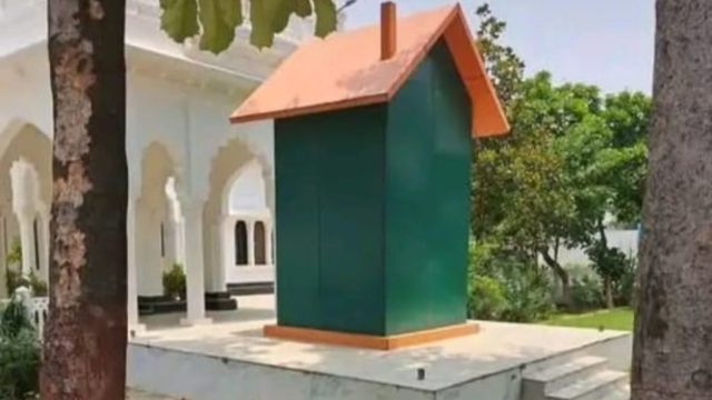 संजय निषाद ने ढंकवा दी राम मनोहर लोहिया की मूर्ति, CM योगी करते हैं तारीफ