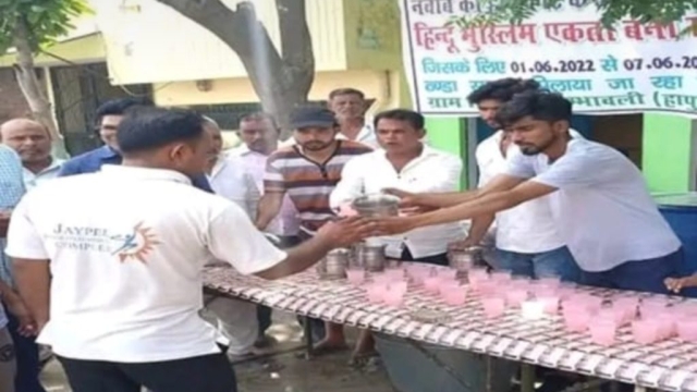 सुबह से ही राहगीरों को शरबत पिला रहे नवाब, हाईकोर्ट ने दिया है आदेश