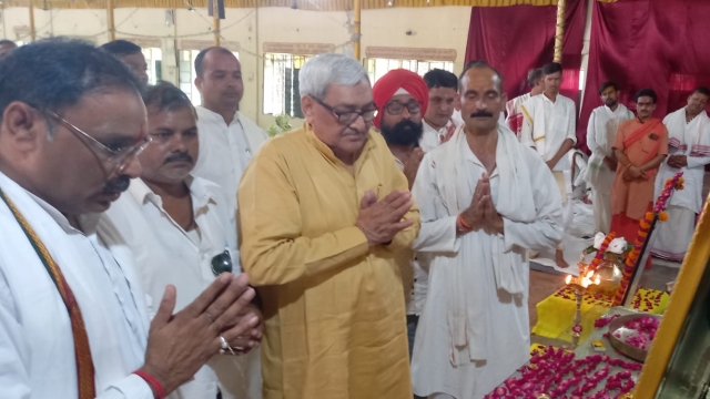 अरैल के विभिन्न आश्रमों में श्रद्धालुओं को पंक्तिबद्ध बैठाकर गुरु पूर्णिमा का प्रसाद छाकाया