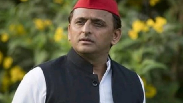 ओपी राजभर के अंदर किसी और की आत्मा घुस गई है, झाड़-फूंक कराएं: अखिलेश