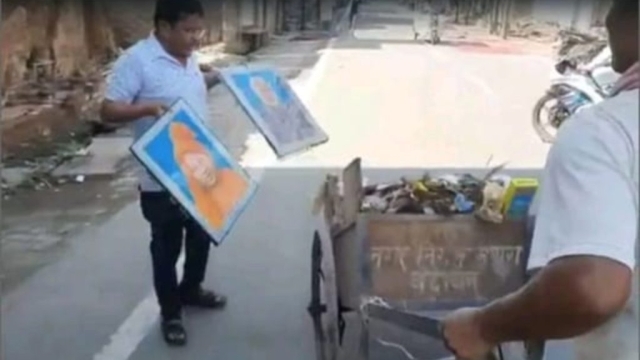 कूड़े में PM-CM की तस्वीर, बर्खास्त सफाई कर्मी ने लगाई न्याय की गुहार
