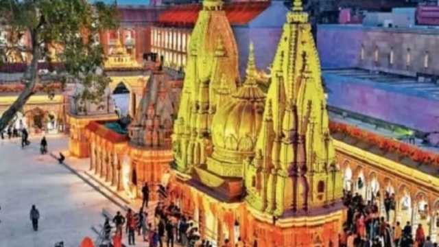 काशी विश्वनाथ मंदिर में हंगामा, दर्शन को लेकर भिड़े श्रद्धालु और सेवादार
