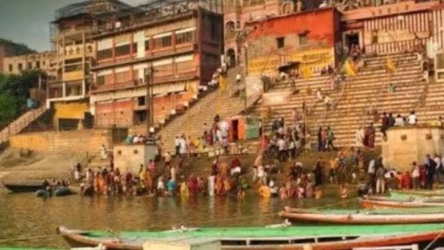 गंगा में उफानः वाराणसी में घाटों का संपर्क कटा गंगा का जलस्तर लगातार बढ़ रहा है।