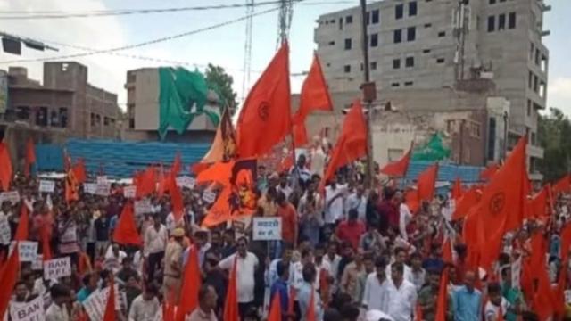 दिल्ली: हिंदू संगठनों का हल्ला बोल, बड़ी संख्या में साधु-संतों का प्रदर्शन